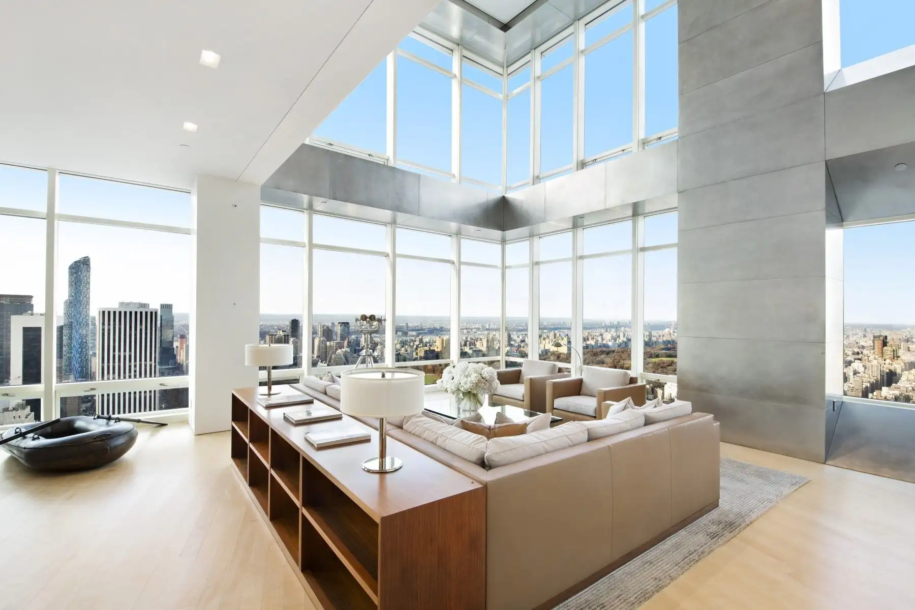 Penthouse gam màu trắng ngà kết hợp ánh sáng tự nhiên và kính cường lực