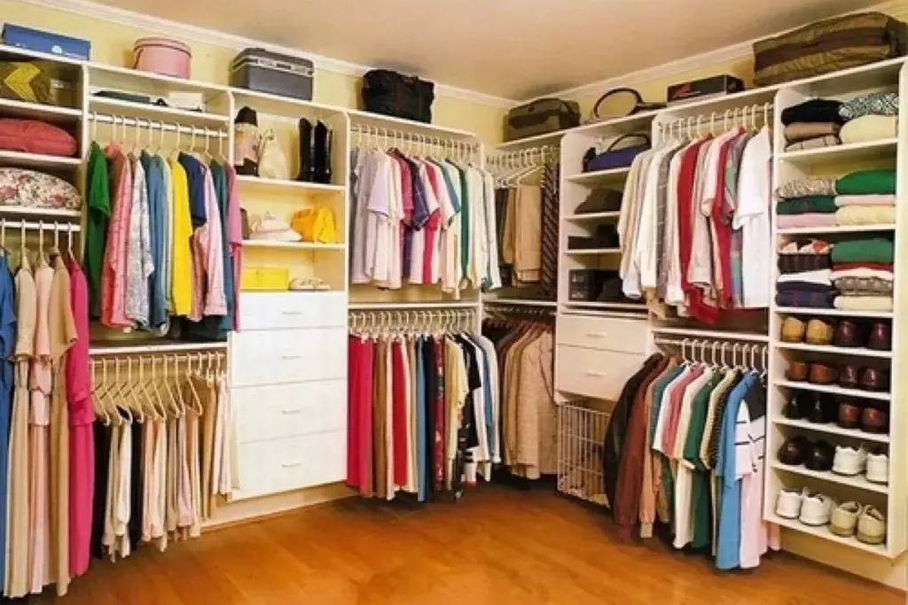 Phân loại quần áo là bước quan trọng để giữ tủ luôn ngăn nắp