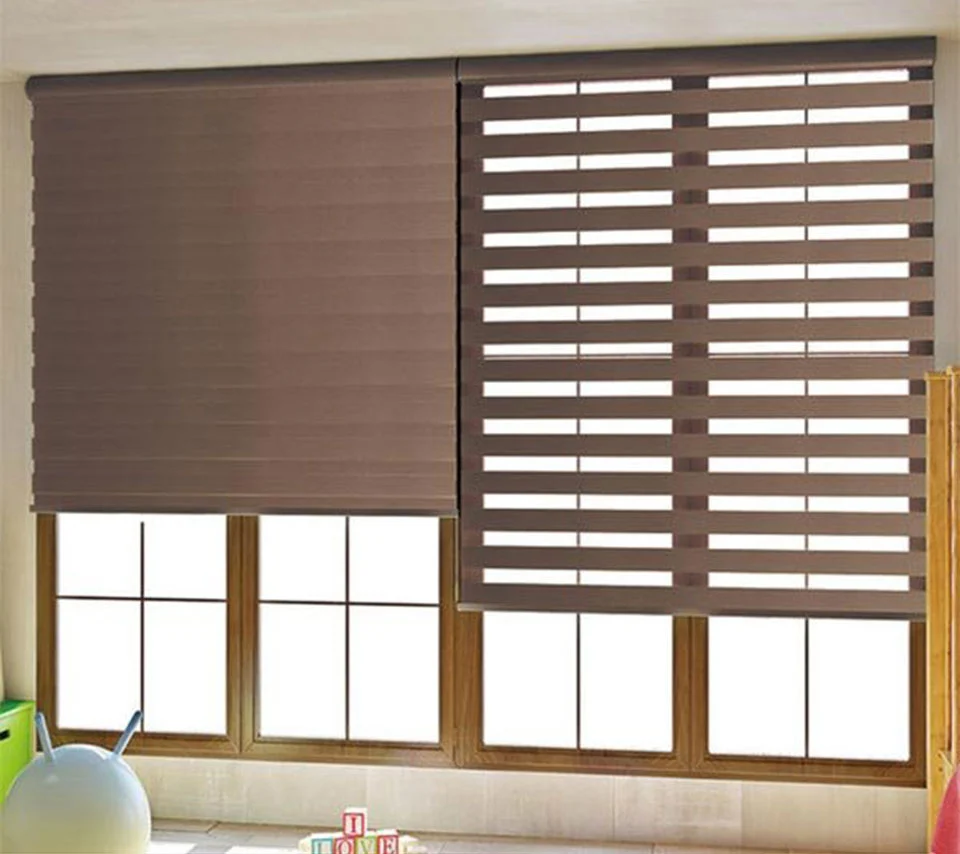Rèm có hai lớp vải xen kẽ giúp bạn dễ dàng điều chỉnh ánh sáng