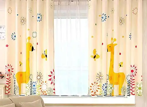 Rèm roman với thiết kế gọn gàng và hoa văn nhỏ xinh