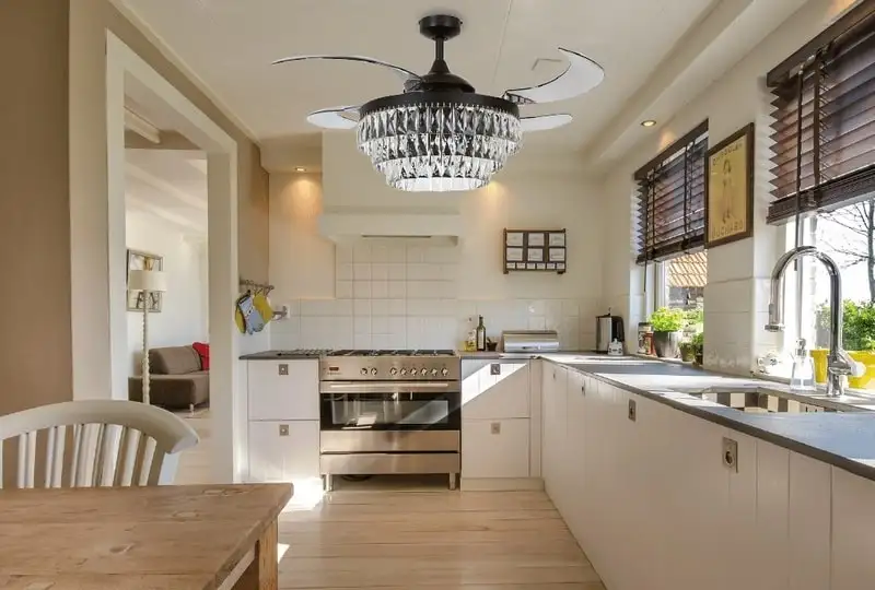 Quạt trần phòng bếp tích hợp đèn LED, vừa chiếu sáng vừa tiết kiệm